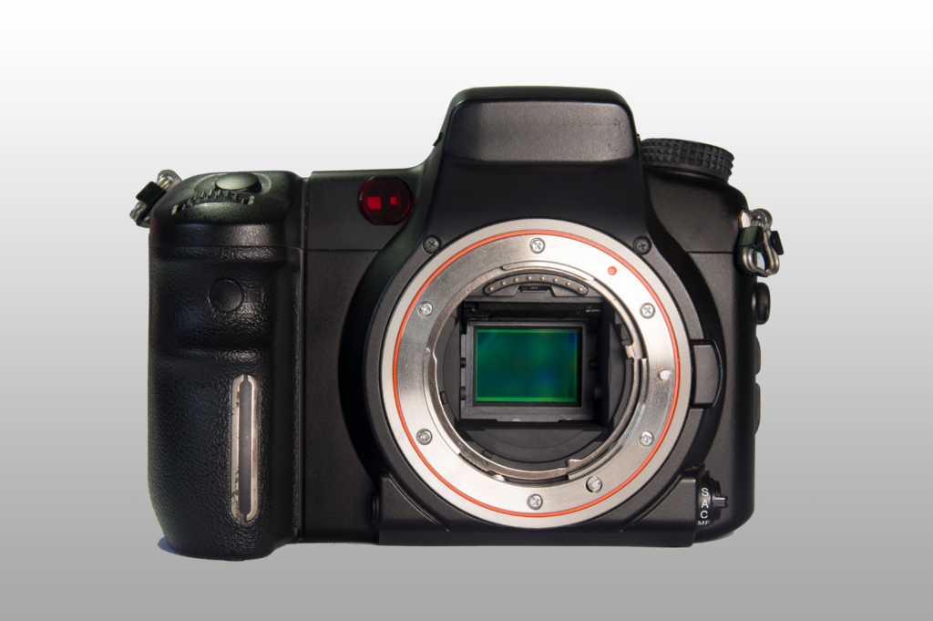 Prikaz DSLR kamere s uklonjenim objektivom i vidljivim slikovnim senzorom.