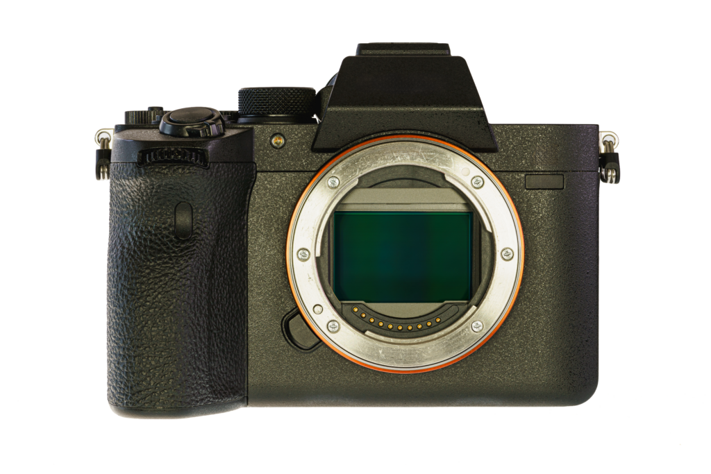 Mirrorless kamera s uklonjenim objektivom, prikazuje slikovni senzor u prednjem dijelu.