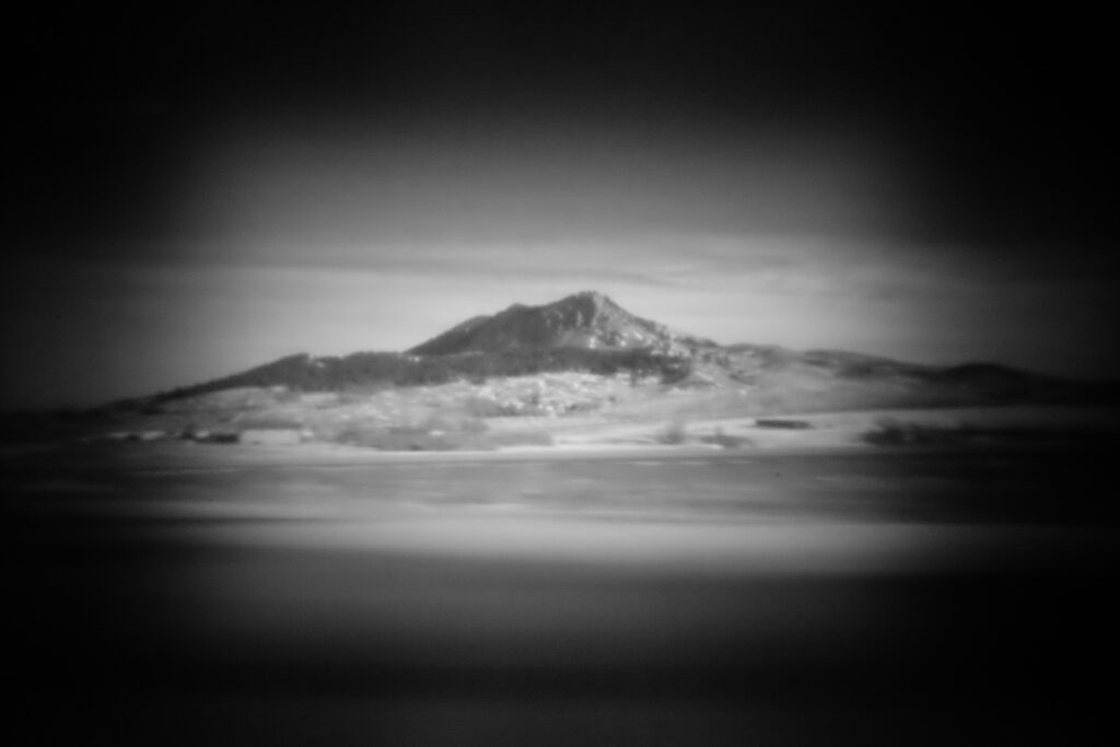 "Crno-bijela digitalna pinhole fotografija pejzaža u Wyomingu, snimljena eksperimentalnom tehnikom bez leće."