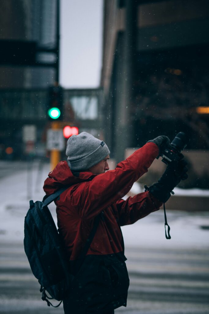 Fotograf koristi mirrorless kameru tijekom putovanja, prikazuje jednostavnost korištenja i kompaktnost opreme.